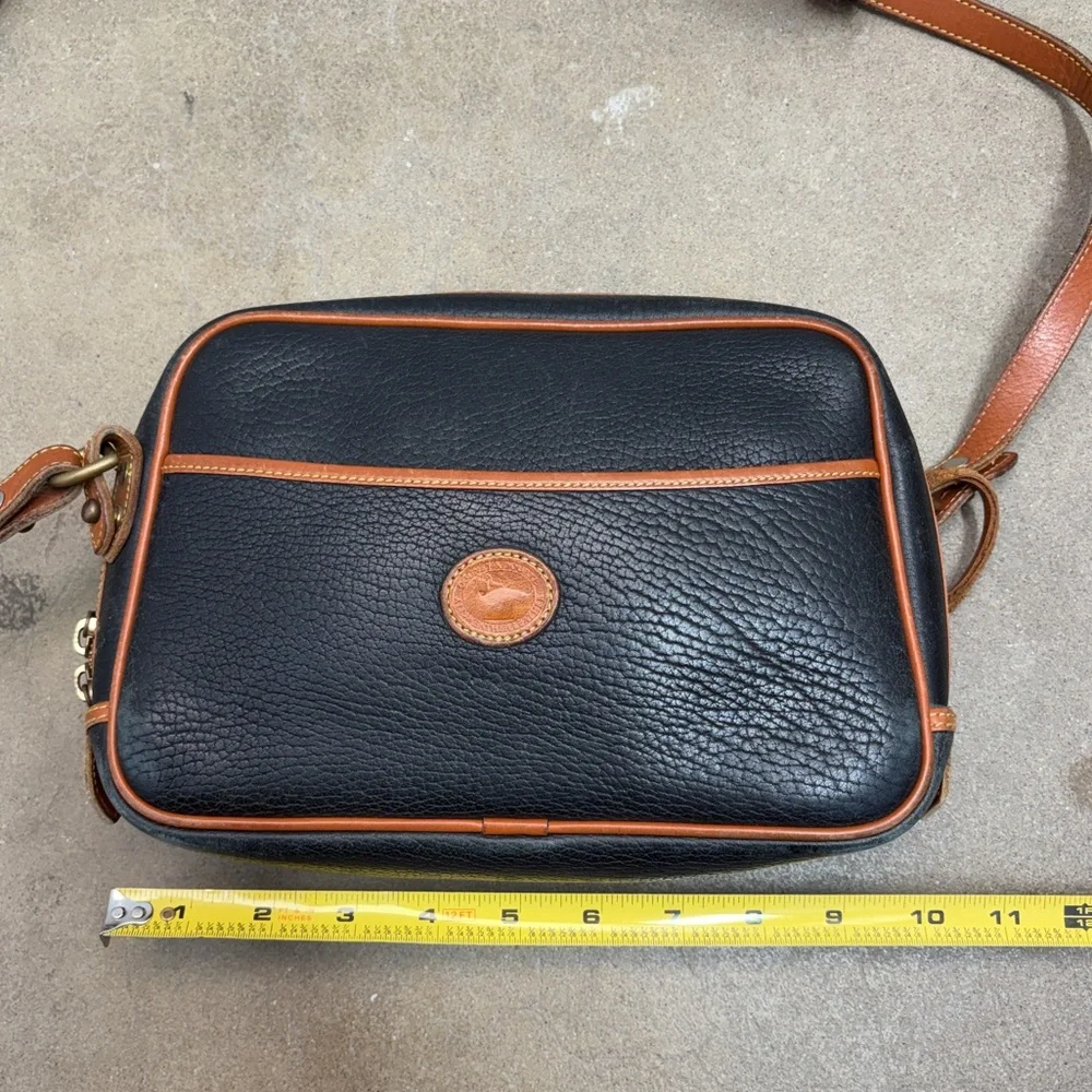 Vintage Dooney & Bourke Camera Bag Black Pebbled Leather Crossbody Brown Trim - Picture 10 of 13